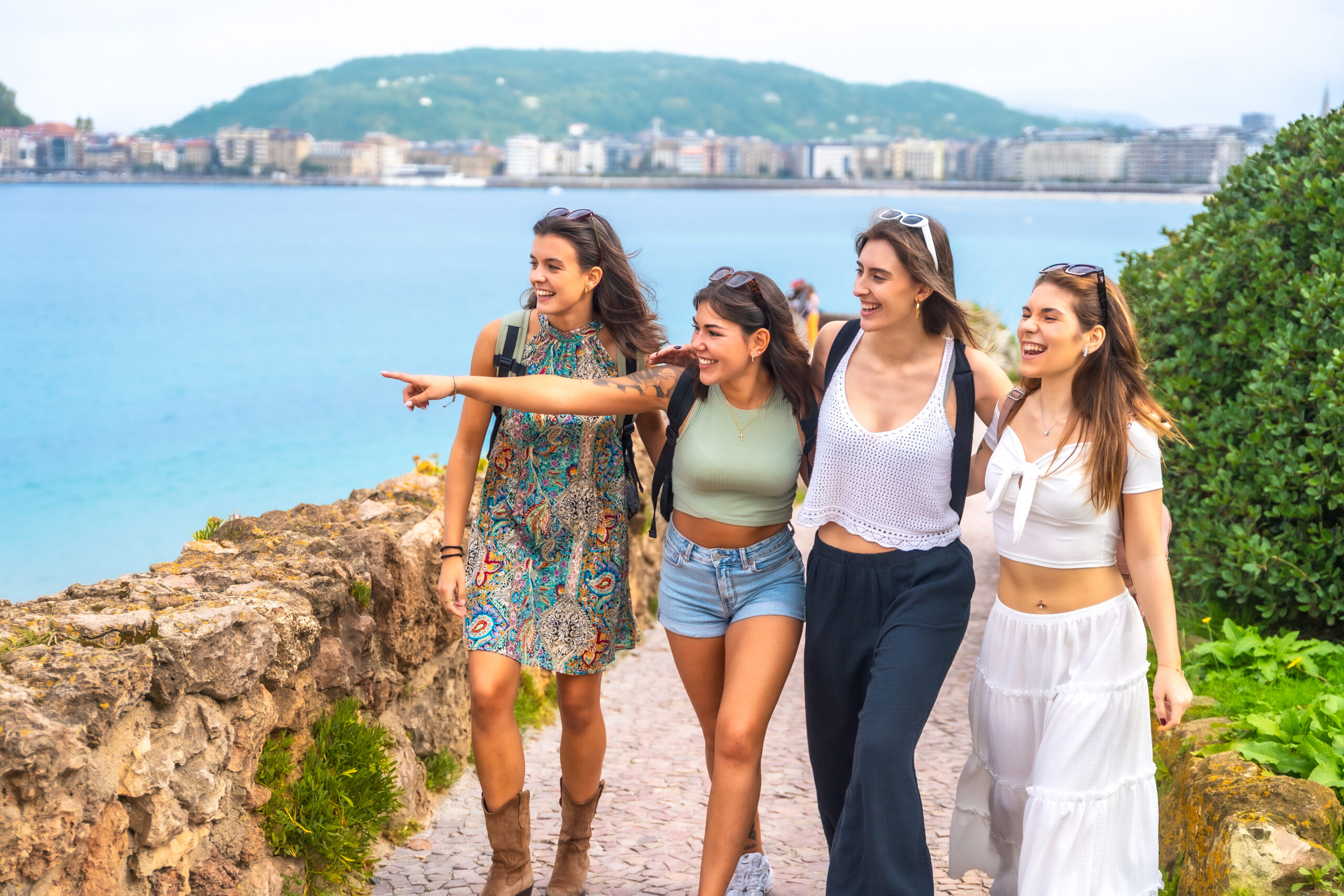 Grupo de amigas explorando la ciudad