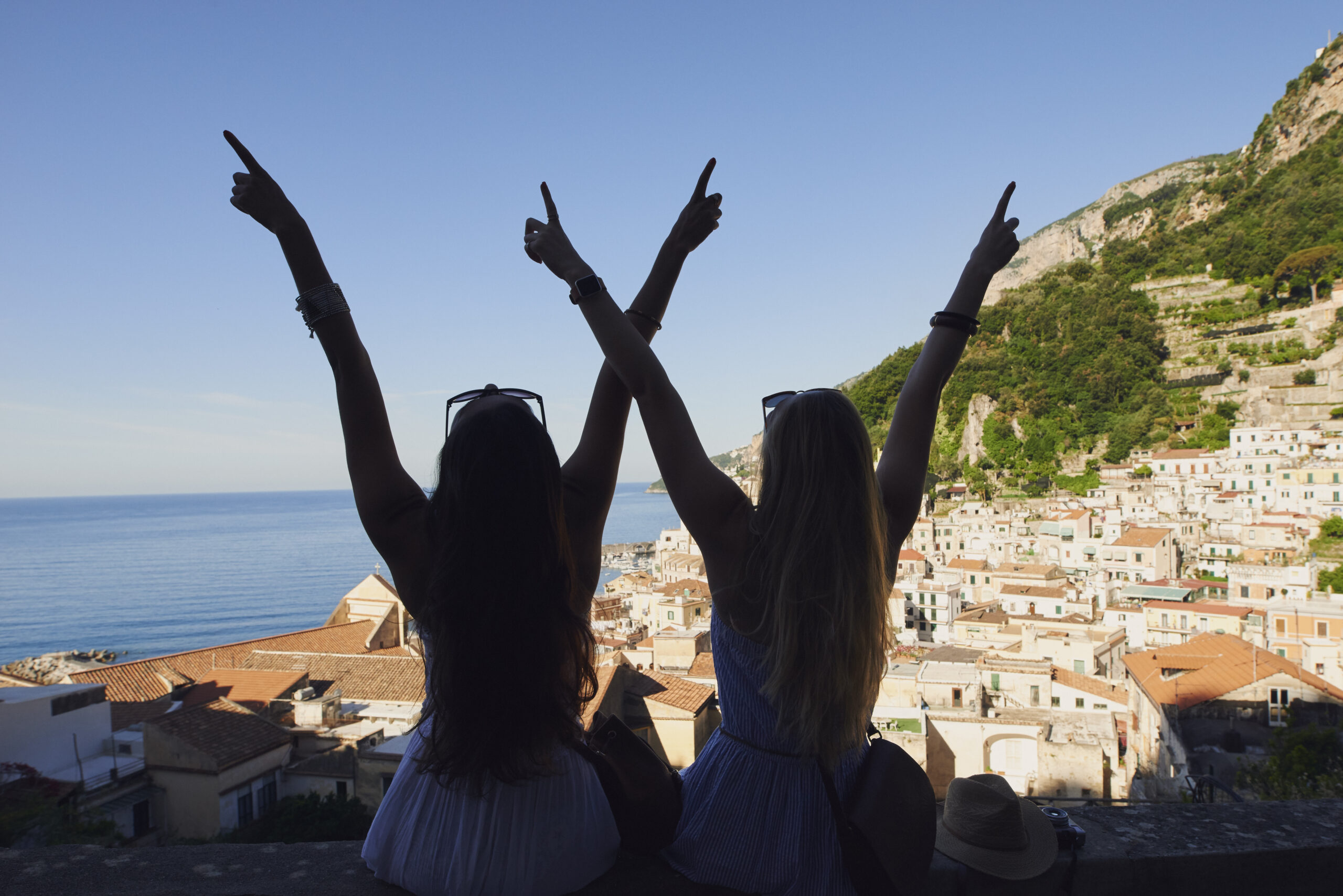 Amigas contemplando la costa