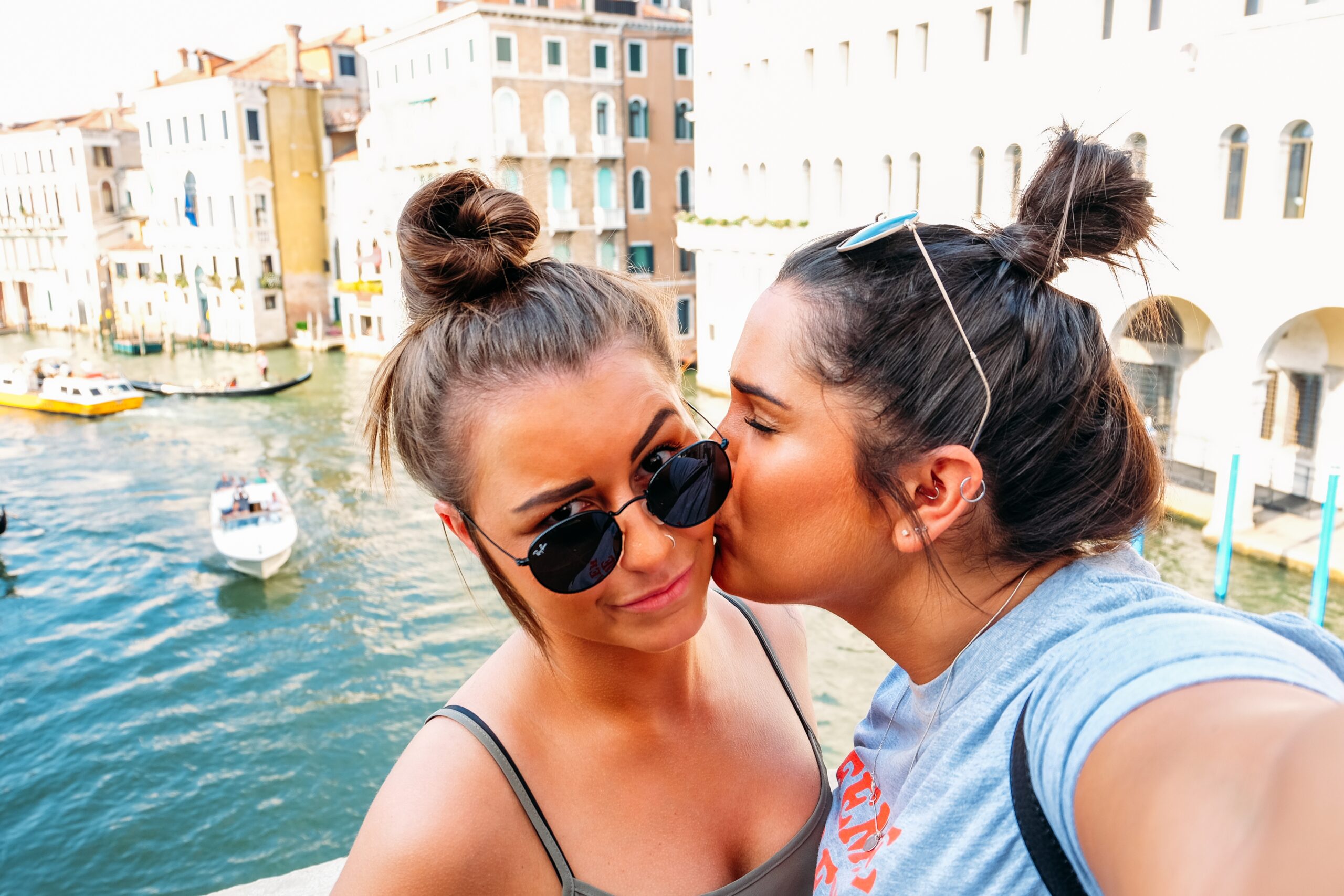 Amigas en un casco antiguo europeo